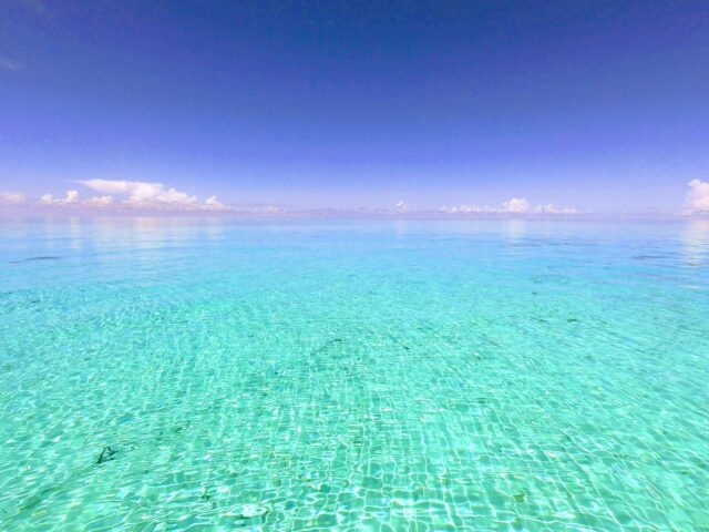 八重干瀬の透明度が際立つ静かな海の景色