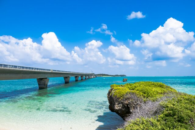 八重干瀬へ続く海と宮古島の池間大橋
