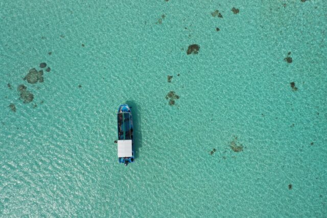宮古島の海に浮かぶ八重干瀬行きの船の様子