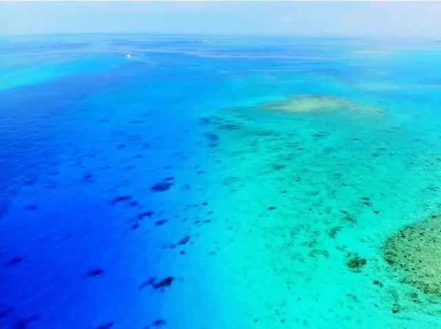 ビーチ　宮古ブルーの景色　